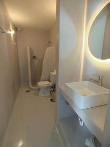 克洛瓦斯Ftelia Breeze的一间带水槽和卫生间的浴室
