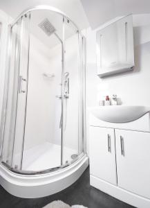 New SouthgateCharming London Home, Opp Arnos Grove Underground Station的带淋浴和盥洗盆的白色浴室