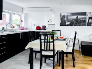 New SouthgateCharming London Home, Opp Arnos Grove Underground Station的厨房配有桌椅