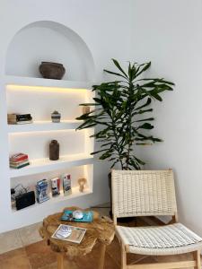 斯泰里达Delight Apartments suites的一间设有桌子、椅子和植物的房间