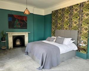 伦敦The Crown Rooms的一间卧室配有一张带绿色墙壁的床