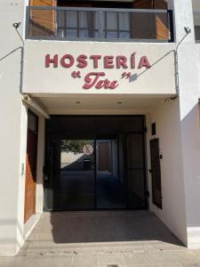 RufinoHostería Tere的带有标牌的建筑,可读取医院出售