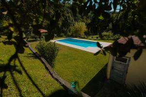 塞亚Casa da Ribeira do Círio的一座房子旁的院子内的游泳池