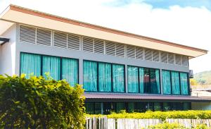 皮皮岛Ibiza Phi Phi的一座带绿色窗户和围栏的建筑