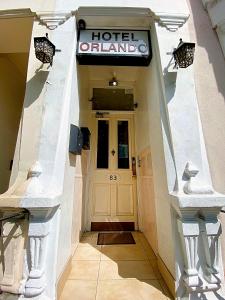 伦敦Orlando hotel的门上标有酒店入口