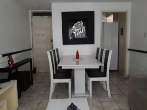 萨尔瓦多Apto Inteiro Stiep的一张带椅子的白色桌子和一张骨架图