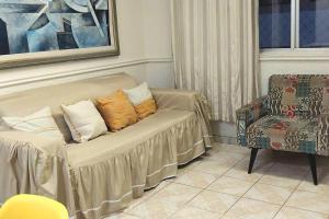 萨尔瓦多Apto Inteiro Stiep的客厅配有沙发和椅子