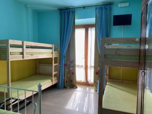 波马兰切La Fattoria di Valentina的一间卧室设有两张双层床和一扇窗户。