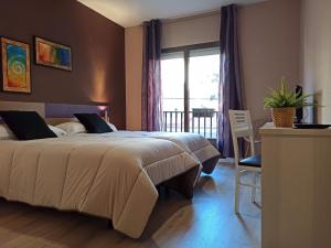 阿尔内迪略Hotel Marrodan的一间卧室设有一张大床和一个窗户。