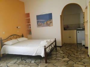 卡马利Vocamvilia Apartments的一间卧室配有一张壁画床