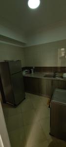 马拉喀什Les portes de Gueliz - apartment 6 people的一个带水槽和冰箱的空厨房