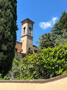 卡莱扎诺Monastero del 600 vista Firenze的一座有钟楼远方的建筑