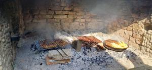 库伦瓦库夫Oaza Deli的烤架上放着一大堆食物