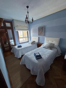 维戈Gaivota的卧室设有两张床铺和蓝色的墙壁