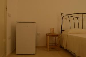 奥特朗托Il Monile的一间位于床边的小冰箱客房