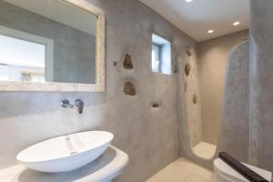 帕瑞加Agia Anna Beachfront Boutique的浴室配有白色水槽和淋浴。