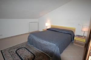 奥尔泰圣洛伦索拉洛坎达公寓酒店的一间卧室配有一张床、两盏灯和地毯。