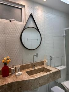马塞约Pousada Beija Flor的浴室设有盥洗盆、镜子和卫生间