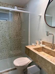 马塞约Pousada Beija Flor的一间带卫生间、水槽和镜子的浴室