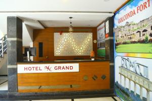 商沙巴Hotel MN Grand Shamshabad Airport Zone Hyderabad的宏伟的大堂,设有酒店宏伟的入口