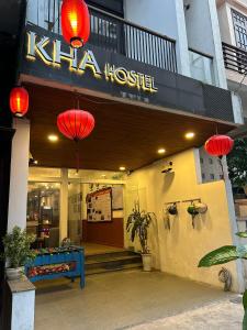 顺化Kha Hostel的大楼前有红色灯笼的餐厅