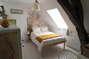 第戎La Cascade et des Halles的一间小卧室,配有一张带窗户的床