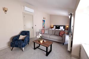 安塔利亚Livia Luxury Apart Hotel的客厅配有沙发和椅子