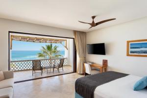 圣何塞德尔卡沃卡波冲浪酒店的一间卧室设有一张床和一个海景阳台