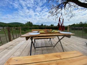 IzvoareHoliday Nature House的木甲板上的野餐桌和食物