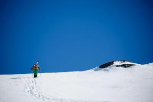 里克斯格伦森卡特约克旅游旅舍的站在雪覆盖的山顶上的人