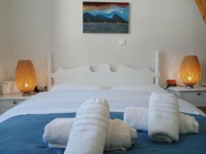 伊兹拉Hydra Memories House的卧室配有白色床和毛巾