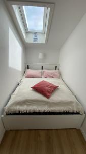 希格斯多夫Ferienwohnung Hammer - Alpenblick的一间卧室设有一张大床和窗户