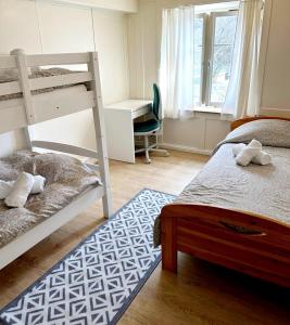 EnnendaBom descanso的一间卧室配有两张双层床和一张书桌