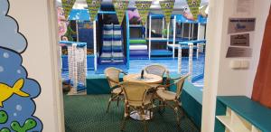 布尔诺附近斯拉夫科夫Golf Hotel Austerlitz的游戏室配有桌椅和游泳池