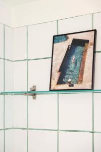 那不勒斯Posillipo 70 Napoli的浴室玻璃架上的镜子