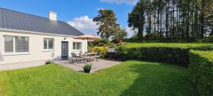 FarnaghtFarnaught Farmhouse Apartment, Lough Rynn, Mohill的后院,草地上设有野餐桌