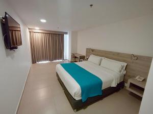 比亚维森西奥VVC Hotel's的一间卧室配有一张大床和电视