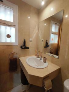马拉加Suite Salitre12的一间带水槽和镜子的浴室