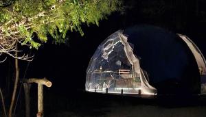 佩萨罗Camping Paradiso的玻璃 ⁇ 顶在晚上点亮