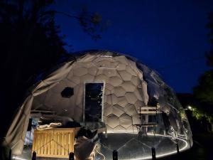 佩萨罗Camping Paradiso的大型圆顶帐篷,晚上有门
