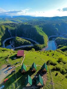 DružinićeEthno village Molitva的享有农场和河流的空中景色