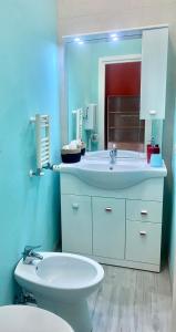 梅尔卡特勒瓦尔迪佩萨Barbara's apartment的一间带水槽、卫生间和镜子的浴室