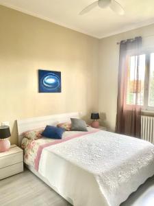 梅尔卡特勒瓦尔迪佩萨Barbara's apartment的卧室配有一张床,墙上挂着一幅蓝色画作