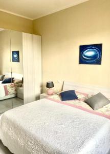 梅尔卡特勒瓦尔迪佩萨Barbara's apartment的卧室配有一张大床,墙上挂有绘画作品