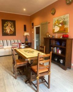 梅尔卡特勒瓦尔迪佩萨Barbara's apartment的客厅配有木桌和椅子