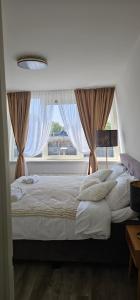 丽兹Il Mulino House B的一间卧室设有一张大床和窗户