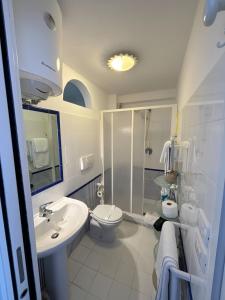 希拉西亚纳里54号住宿加早餐旅馆的白色的浴室设有卫生间和水槽。