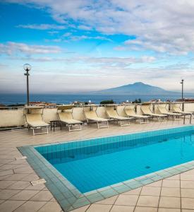 索伦托切萨雷奥古斯托大酒店的建筑物屋顶上的游泳池