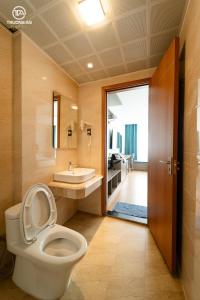 Hoàng NgàTrường An Hotel的一间带卫生间和水槽的浴室