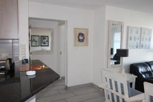 马盖特Laguna La Crete 4的客厅配有沙发和桌子